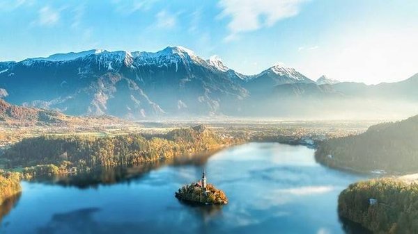 Quels sont les attraits touristiques et naturels de la petite montagne ?