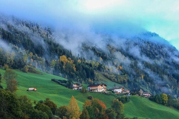 Quels sont les types d'hébergements disponibles dans la petite montagne ?